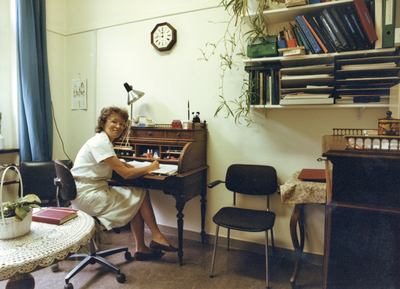 826982 Portret van hoofdzuster Carla Baars in haar kantoortje op de verpleegafdeling A-zuid van het Diakonessenhuis ...
